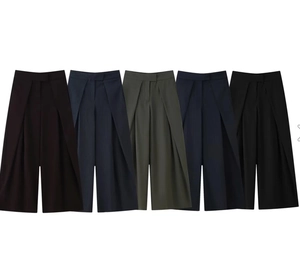 Détail d'un pantalon large à taille haute avec plis sur le devant en cinq couleurs