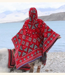 Vue arrière du châle à capuche rouge ethnique avec motifs géométriques et franges