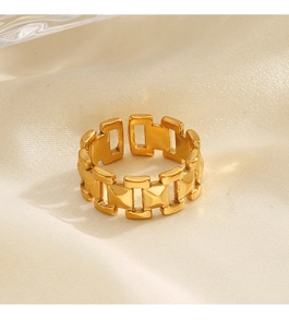 Gros plan détaillé d'une bague à maillons en acier inoxydable plaqué or 18K sur soie beige