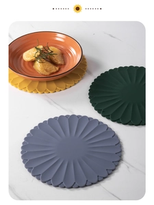 Detailed top view of 30cm heat-resistant silicone placemats with petal edges on marble