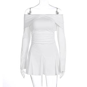 Détail de mini robe blanche à épaules dénudées avec taille froncée et ourlet à volants