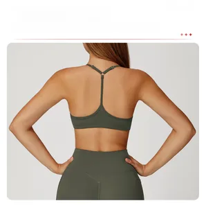 Détail du design du dos en Y sur le soutien-gorge de sport vert foncé à fines bretelles