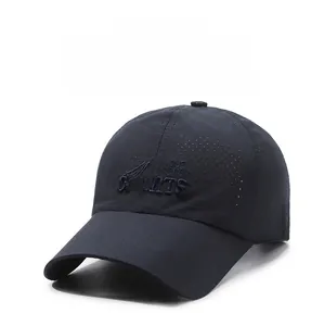Détail du tissu en maille bleu marine respirant et broderie de sport sur la casquette