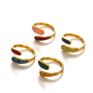 Set di quattro anelli geometrici colorati in smalto con finitura dorata lucida