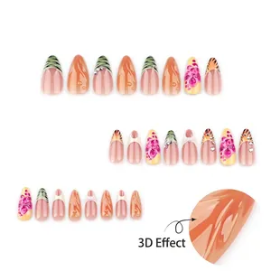 Faux ongles amande courts avec motifs floraux 3D, imprimé tigre et détails en strass