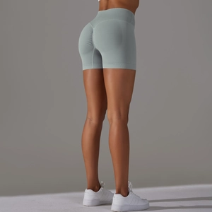 Vista posteriore dei pantaloncini da yoga a vita alta senza cuciture con arricciatura