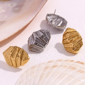 Macro de boucles d'oreilles en or 18K et argent avec texture striée et gouttes d'eau