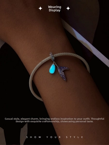 Leuchtender Meerjungfrauenschwanz-Anhänger mit lila Emaille auf silbernem Mesh-Armband