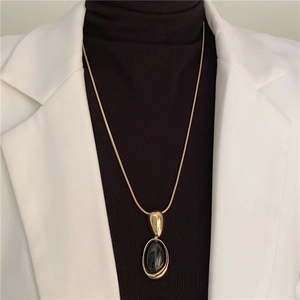 Vintage French Style Long Pendant Necklace Resin Black Oval Stone Alloy Snake Chain Sweater Jewelry For Women