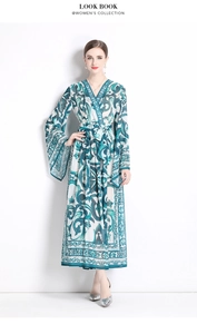 Détail du col en V et de l'imprimé floral bleu sur cette robe longue fluide