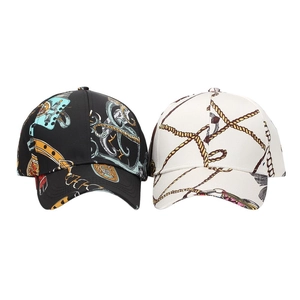 Nahaufnahme von zwei stylischen Baseballkappen mit elegantem Kettenmuster