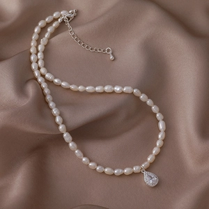 Detalle del collar de perlas de agua dulce con un colgante de gota de circón plateado
