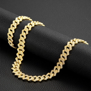 Gros plan d'une chaîne Cuban link dorée sertie de diamants sur cuir noir