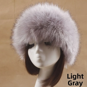 Détail rapproché d'un bandeau en fourrure synthétique gris clair épais et doux pour l'hiver