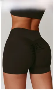Gros plan du short de yoga taille haute café avec détails froncés effet push-up