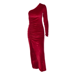 Détail d'une robe en velours rouge avec manche asymétrique et texture plissée latérale