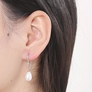 Vue détaillée des boucles d'oreilles en perles de goutte avec un crochet en diamant