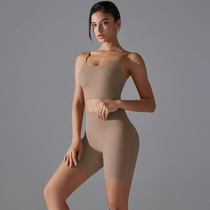 Dettaglio del set pantaloncini yoga a vita alta e reggiseno sportivo moka in tessuto opaco