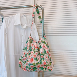 Dettaglio borsa tote in tela floreale con motivo di rose a pittura a olio su gruccia