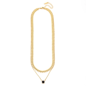 Detailansicht der zweilagigen Goldkette mit Blattkette und quadratischem schwarzen Edelstein