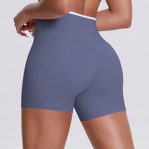 Détail du short de yoga taille haute avec couture en V au dos et liseré blanc contrasté