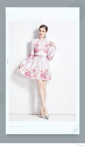 Détail de la robe blanche à manches longues avec motifs floraux roses et col montant