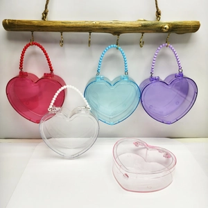 Cinque scatole trasparenti a cuore con manici in perline colorate per accessori gioielli