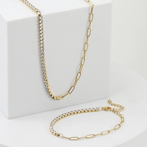 Ensemble collier et bracelet dorés 18K avec strass et maillons de chaîne trombones