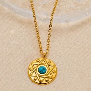 Détail du pendentif étoile en or 18 carats avec pierre turquoise sur une chaîne fine