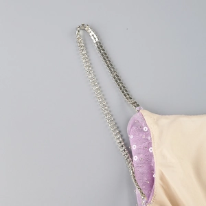 Détail des doubles bretelles en strass de cristal sur robe en maille à paillettes