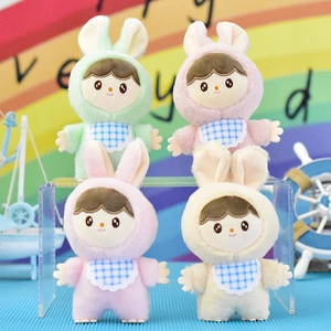 Quattro simpatici ciondoli in peluche con costume da coniglio e bavagli a scacchi.