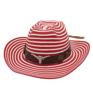 Détail du chapeau de cowboy en paille à rayures rouges et blanches avec tête de taureau