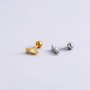 Gros plan sur les boucles d'oreilles cœur en or et argent avec cristaux brillants
