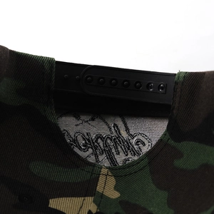 Vue détaillée d'une casquette camouflage avec fermeture réglable par pression en plastique