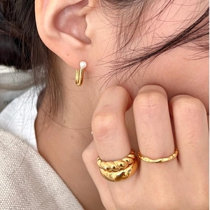 Elegant 925 silver gold-plated pearl earring and wave ring set for women in warm lighting