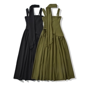 Elegante abito lungo con scollo all'americana e spacco laterale in nero e verde oliva