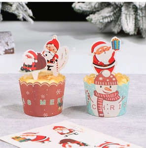 Nahaufnahme von Weihnachts-Cupcake-Förmchen und Toppern mit Weihnachtsmann- und Schneemann
