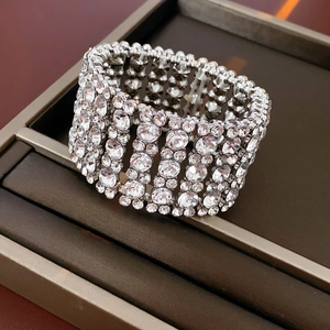 Gros plan sur un bracelet large argenté luxueux orné de cristaux micro-pave scintillants
