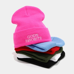 Bonnet en maille côtelée pour extérieur avec broderie en plusieurs couleurs