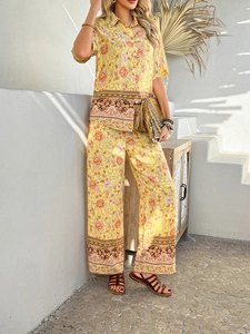 Détail d'un ensemble fleuri bohème avec chemise à manches courtes et pantalon large