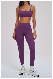 Détail du legging de yoga violet taille haute avec ceinture croisée en forme de V