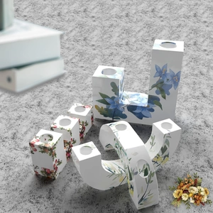 Keramische kandelaars met bloemmotieven in geometrische L- en U-vormige vormen