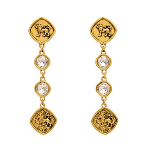 Boucles d'oreilles lion vintage dorées avec cristaux carrés sur fond blanc neutre