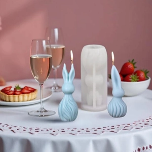 Hasen-Kerzenform aus Silikon mit strukturierter blauer Hasenkerze für die Osterdekoration