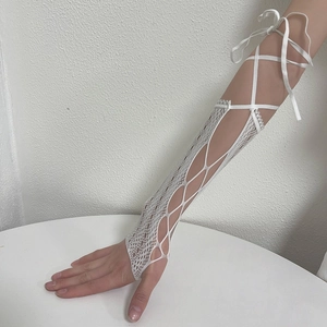 Gants longs en dentelle blanche sans doigts avec laçage élégant et nœuds