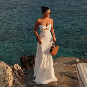 Robe longue blanche bustier avec découpes pour vacances à la plage, coupe ajustée et texture coton