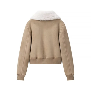 Vue arrière d'un blouson aviateur kaki avec col en fourrure blanche et bords-côtes