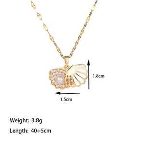 Détail du collier de perles en coquille avec dimensions 1.8x1.5cm et chaîne de 40+5cm