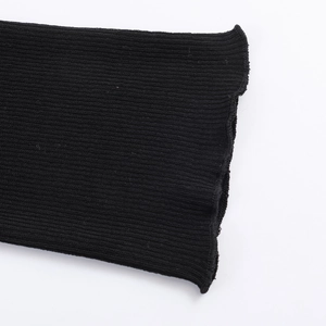 Detailaufnahme der gerippten Strickbündchen mit feinem Rollsaum an einem schwarzen Oberteil