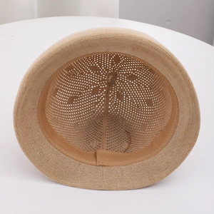 Détail intérieur du chapeau de soleil en maille kaki avec tissage ajouré et sangle réglable
